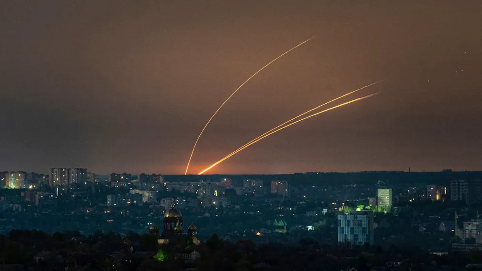dpatopbilder - Russische Raketen werden von der Region Belgorod aus auf die Ukraine abgefeuert. Foto: Evgeniy Maloletka/AP/dpa