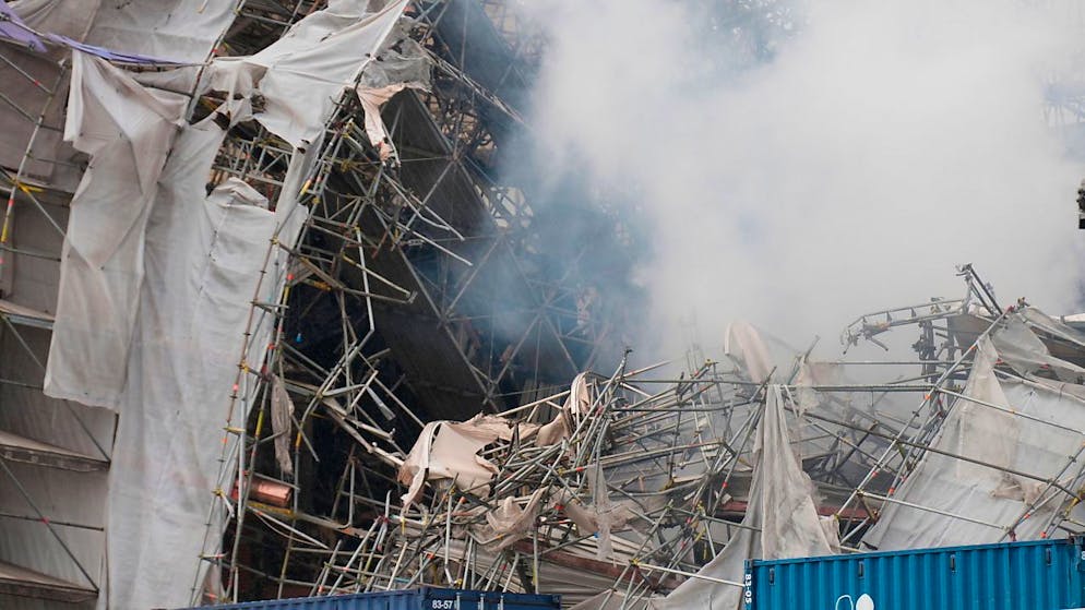 Rauch und Staub umhüllt die Ruinen der alten Börse in Kopenhagen nach dem Brand am 19. April. Foto: Emil Helms/Ritzau Scanpix Foto/AP/dpa
