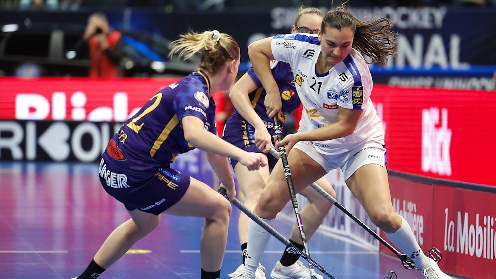 Zugs Corin Rüttimann (rechts) wird von zwei Zürcherinnen bedrängt.