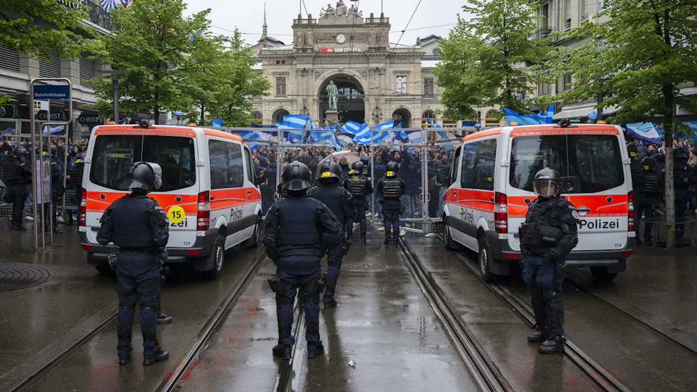 Polizisten trennen die Läufer des Zürcher Marathons von den versammelten FCZ-Fans.