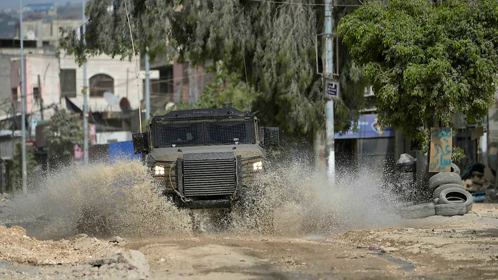 Ein israelisches Militärfahrzeug bei einer Militäroperation in Tulkarem. Foto: Majdi Mohammed/AP/dpa