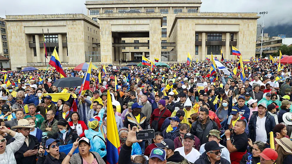 Dans la capitale, malgré la pluie, des dizaines de milliers de manifestants se sont dirigés vers la place de Bolivar, voisine du siège de la présidence.