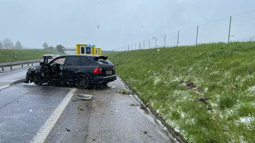 Unangepasstes Verhalten und Sommerpneus: Auf der Autobahn A12 kam es deswegen am Sonntag zu vier Unfällen.