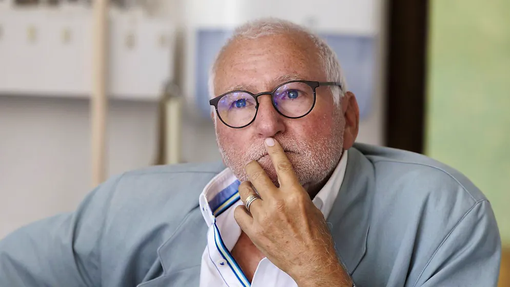 Le conseiller communal de La Chaux-de-Fonds Patrick Herrmann (Vert-e-s) quitte l'exécutif et sera remplacé par Ilinka Guyot (archives).