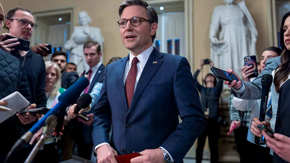 Der Sprecher des Repräsentantenhauses Mike Johnson beantwortet Fragen von Reportern, kurz nachdem das Repräsentantenhaus 95 Milliarden Dollar an Auslandshilfe für die Ukraine, Israel und andere US-Verbündete bewilligt hat. Foto: J. Scott Applewhite/AP/dpa