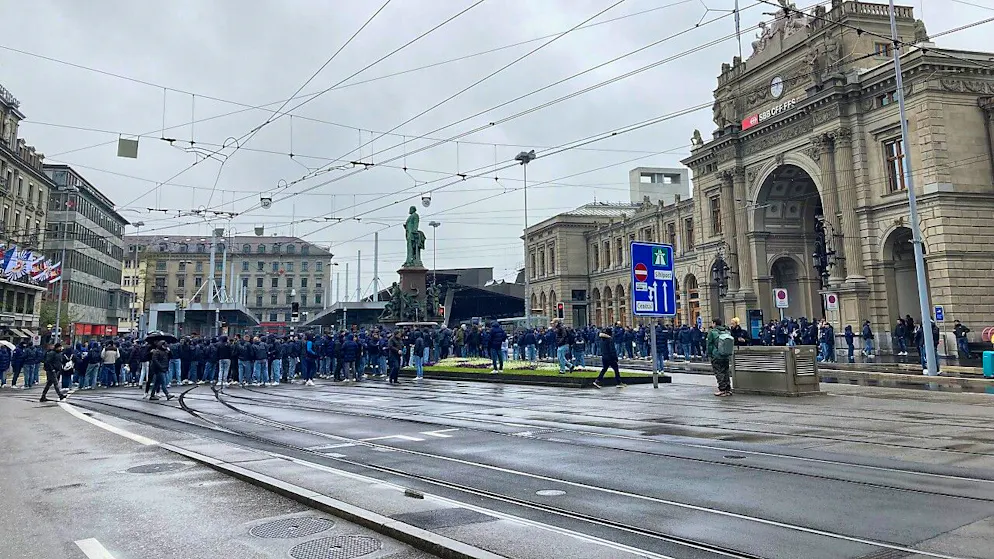 Aus Protest gegen die Sperrung der Südkurve im Letzigrund haben sich am Sonntagmittag die Fans des FC Zürich vor dem Zürcher Hauptbahnhof besammelt.