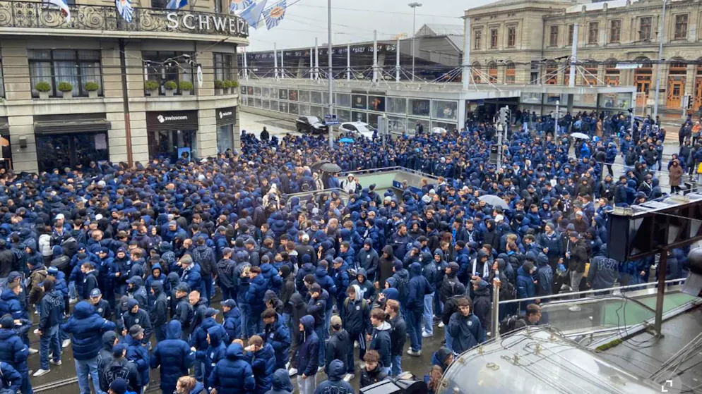 Aus Protest gegen die Sperrung der Südkurve im Letzigrund haben sich am Sonntagmittag die Fans des FC Zürich vor dem Zürcher Hauptbahnhof besammelt.
