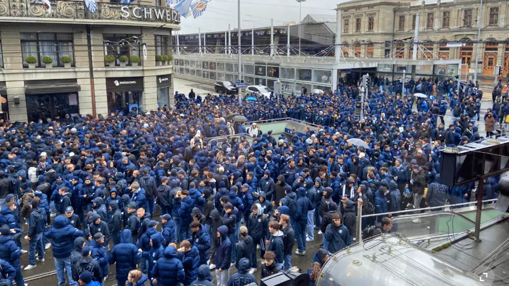 Aus Protest gegen die Sperrung der Südkurve im Letzigrund haben sich am Sonntagmittag die Fans des FC Zürich vor dem Zürcher Hauptbahnhof besammelt.