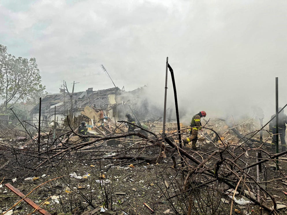 I soccorritori si occupano dei danni causati dalla caduta di detriti di un razzo russo nell'oblast di Odessa lo scorso 20 aprile 2024.