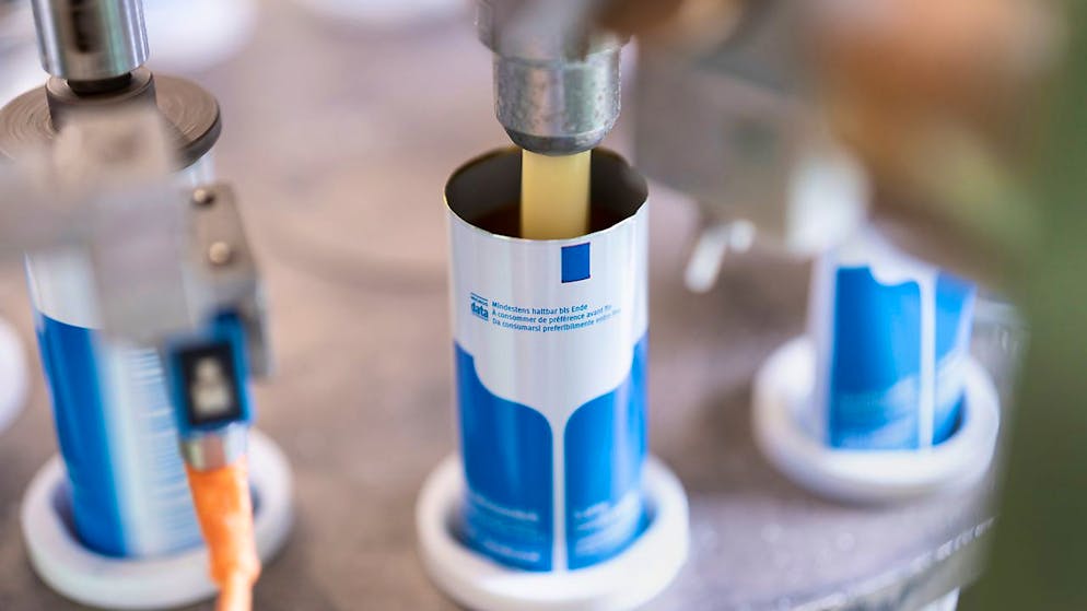 In der Produktionsanlage von Hochdorf werden Tuben mit Kondensmilch gefüllt. (Archivaufnahme)