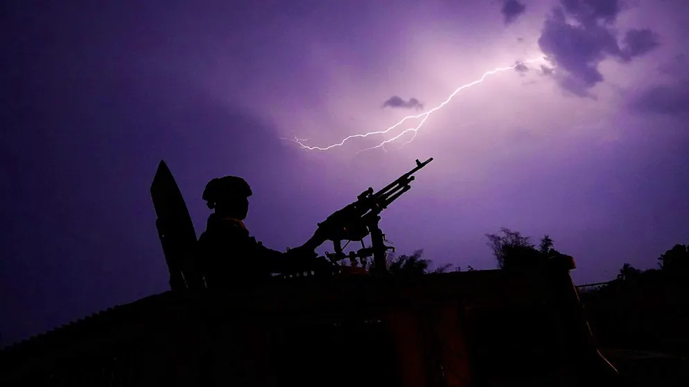 ARCHIV - Die thailändische Armee ist am thailändisch-myanmarischen Grenzfluss Moei seit Tagen im Einsatz. Foto: Sakchai Lalit/AP/dpa