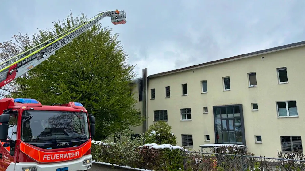 Der Brand war in einer Wohnung im obersten Stock eines Mehrfamilienhauses an der Iddastrasse ausgebrochen.