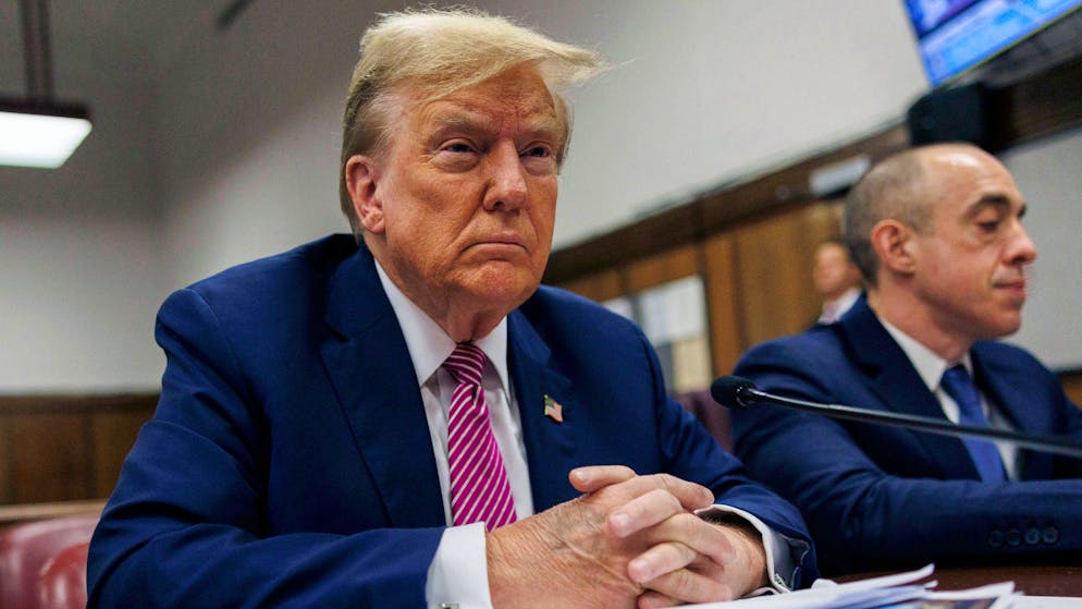 Der republikanische US-Präsidentschaftsbewerber und ehemalige US-Präsident Donald Trump wirkt Medienberichten zufolge bei den Verhandlungen im Gericht in New York zuweilen schläfrig. (19. April 2024)