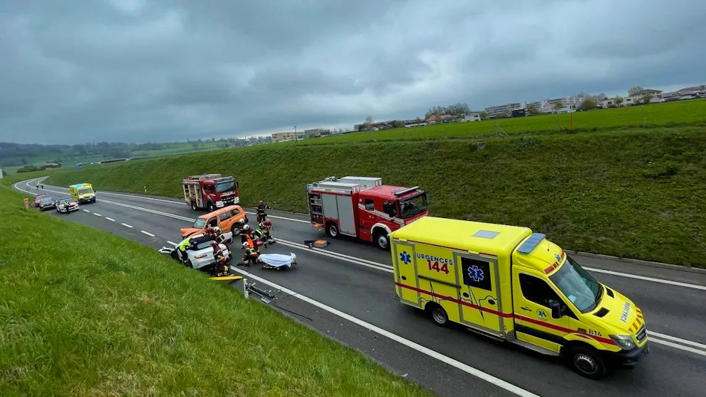 Nach der Frontalkollision auf der Umfahrungsstrasse von Bulle wurden die zwei Verletzten ins Spital gebracht.