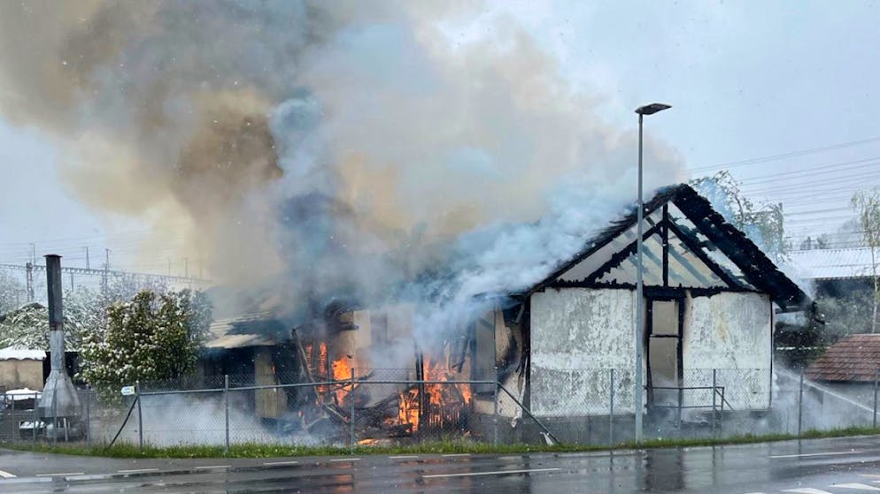Als die ausgerückten Einsatzkräfte vor Ort eintrafen, stand das Fabrikgebäude bereits in Brand.