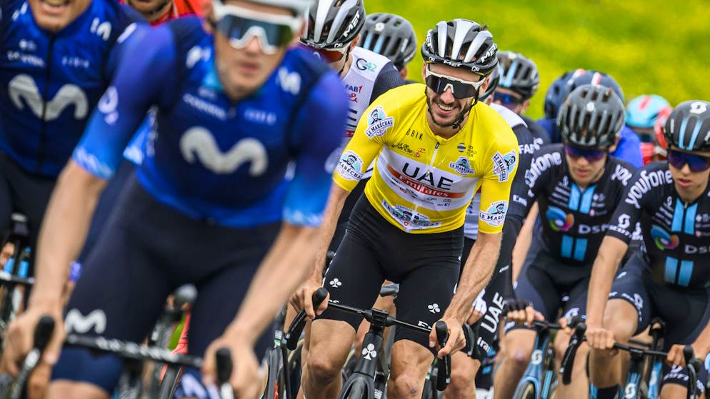 Adam Yates (maillot jaune) a remporté l’édition 2023 du Tour de Romandie.