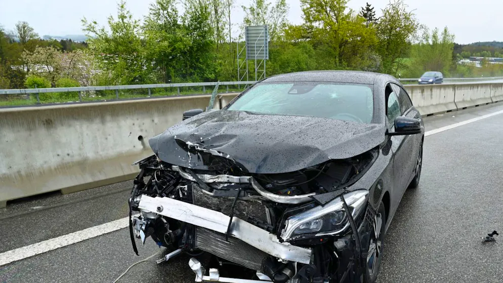 Auf der Autobahn A2 ereigneten sich am Sonntag zwei Unfälle. Auf dem Bild zu sehen ein beschädigtes Auto durch die Kollision in Knutwil.