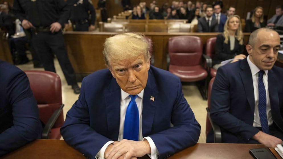 Schweigegeldprozess hat begonnen. Der erste Zeuge entlastet Donald Trump nicht