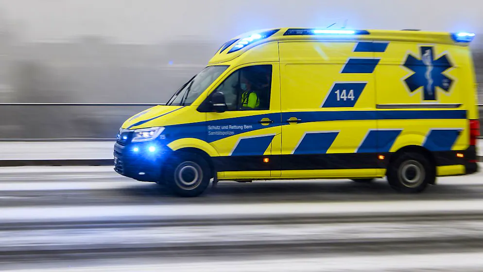 Bei der Kollision in Boll verletzten sich vier Personen. Sie wurden ins Spital gebracht. (Archivbild)