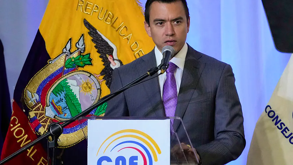 Ecuadors Präsident Daniel Noboa spricht bei einer Feier zur offiziellen Eröffnung der Abstimmung über das Referendum. Foto: Dolores Ochoa/AP/dpa