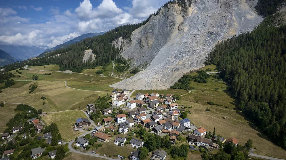 Das evakuierte Brienz/Brinzauls nach dem Bergsturz vom 15. Juni 2023. Ein 2,3 Kilometer langes Entwässerungswerk im Untergrund soll den rutschenden Fels unter und über dem Dorf aufhalten. (Archivbild)