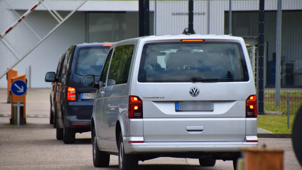 Drei Autos fahren auf das Gelände des Bundesgerichtshofes. Foto: Rene Priebe/dpa
