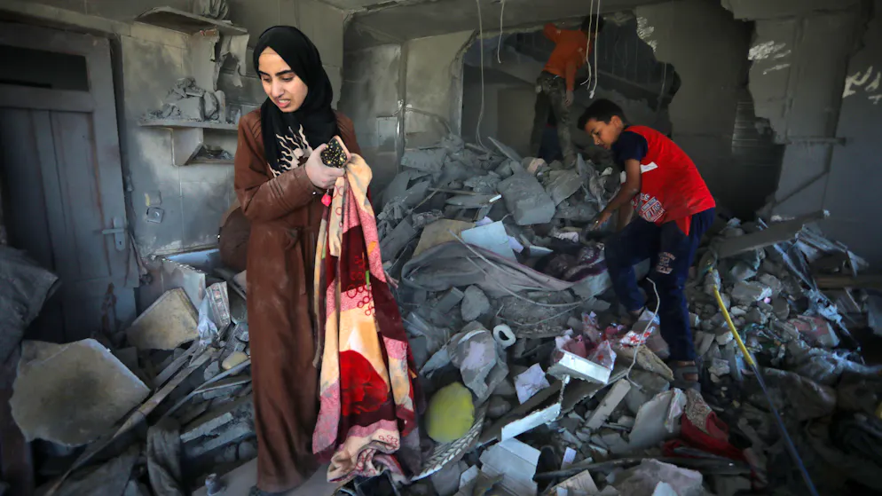 Palästinenser*innen suchen nach einem israelischen Luftangriff in den Trümmern ihres Hauses in Rafah nach Habseligkeiten. (20. April 2024)