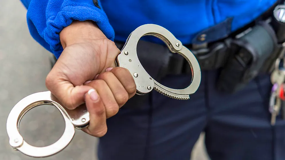 Eine Gruppe von Jugendlichen hat in der Zürcher Langstrasse zwei zivile Polizisten verletzt. Die Polizei nahm zwei Verdächtige fest. (Symbolbild)