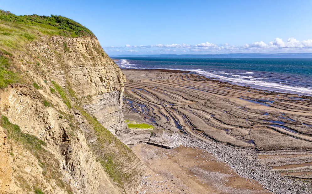Dunraven Bay in South Wales ist ein beliebtes Ausflugsziel von Einheimischen und Tourist*innen.