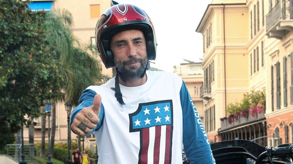 TG satirico. Colpo basso a Milano: l'inviato di «Strisca la Notizia» Brumotti derubato sotto gli occhi di tutti