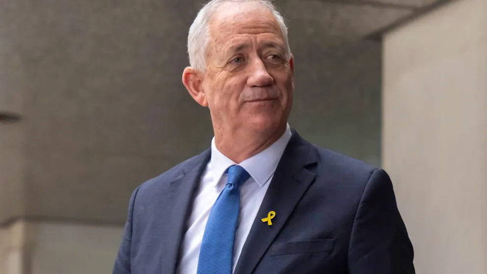 ARCHIV - Benny Gantz, Mitglied des israelischen Kriegskabinetts, und politischer Rivale des israelischen Premierministers Netanjahu, verlässt nach einem Treffen das Außenministerium. Foto: Mark Schiefelbein/AP/dpa