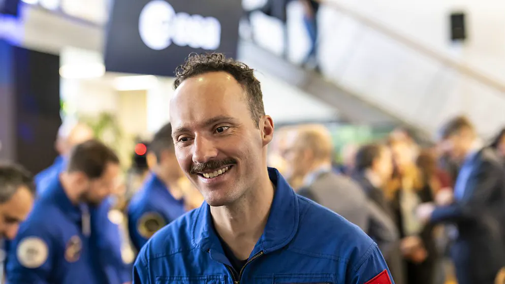 Der Berner Arzt Marco Alain Sieber hat erfolgreich seine Grundausbildung zum Astronauten bei der Europäischen Weltraumagentur ESA abgeschlossen.