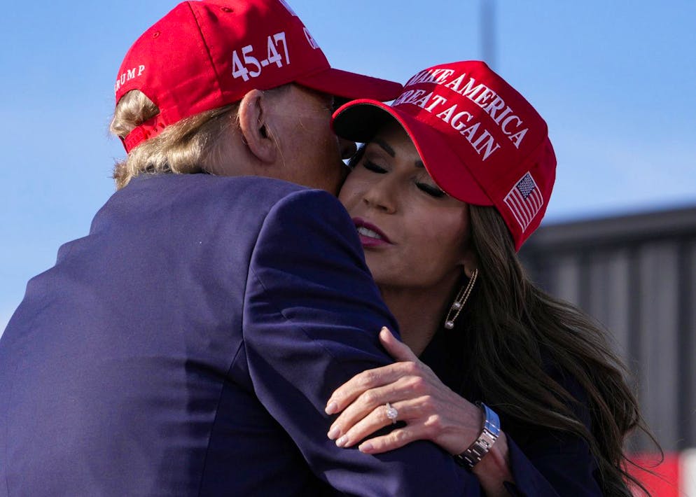 Kristi Noem (r.) wird im Fall eines Wahlsiegs von Donald Trump (r.) als potenzielle US-Vizepräsidentin gehandelt. Hier umarmen sich die beiden bei einer Wahlkampfveranstaltung im März in South Dakota. (AP Photo/Jeff Dean)
