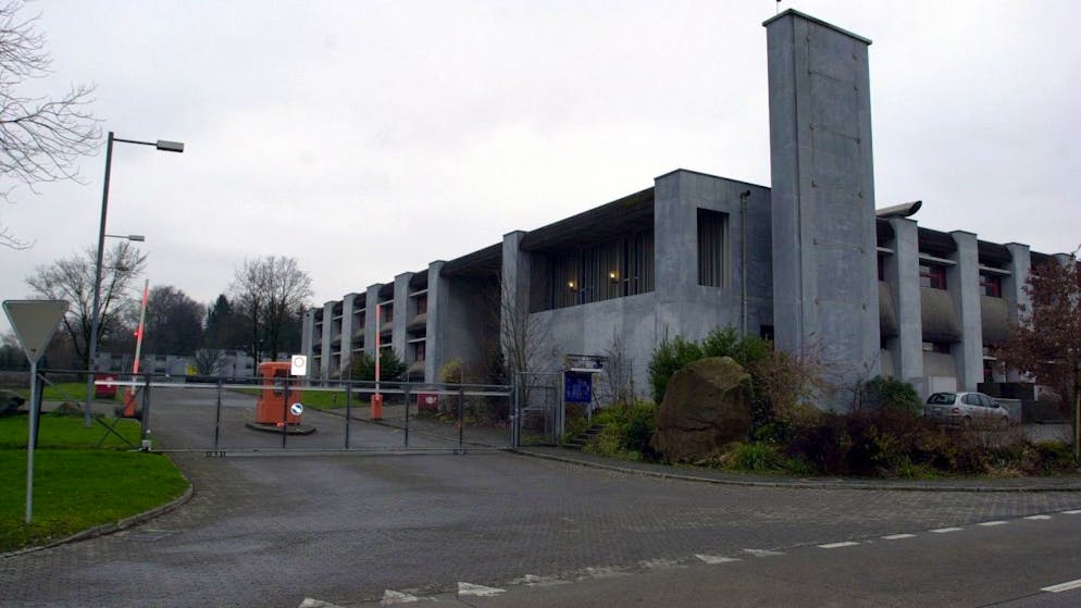 Bei einem Schiessunfall in der Kaserne Bremgarten AG ist am Dienstagmorgen ein Armeeangehöriger tödlich verletzt worden. Er verstarb im Spital, wohin er im Helikopter geflogen worden war. (Archivbild)