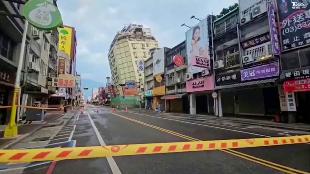 Straßen in Hualien sind abgesperrt, nachdem der Osten von Taiwan von einer Reihe von Erdbeben erschüttert wurde. Foto: Uncredited/TVBS/AP/dpa - ACHTUNG: Nur zur redaktionellen Verwendung und nur mit vollständiger Nennung des vorstehenden Credits, Wasserzeichen darf nicht entfernt werden