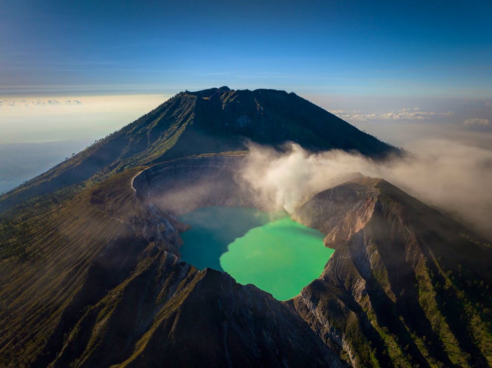 Il vulcano Ijen, in Indonesia, è una meta molto apprezzata dai turisti.