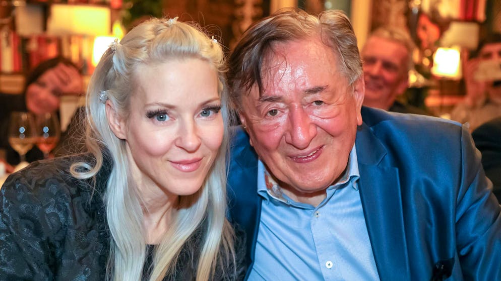 Trotz des Todes von Richard Lugner im August spürte seine Witwe Simone die Anwesenheit ihres verstorbenen Mannes weiterhin, wie sie jetzt Instagram offenbart hat.