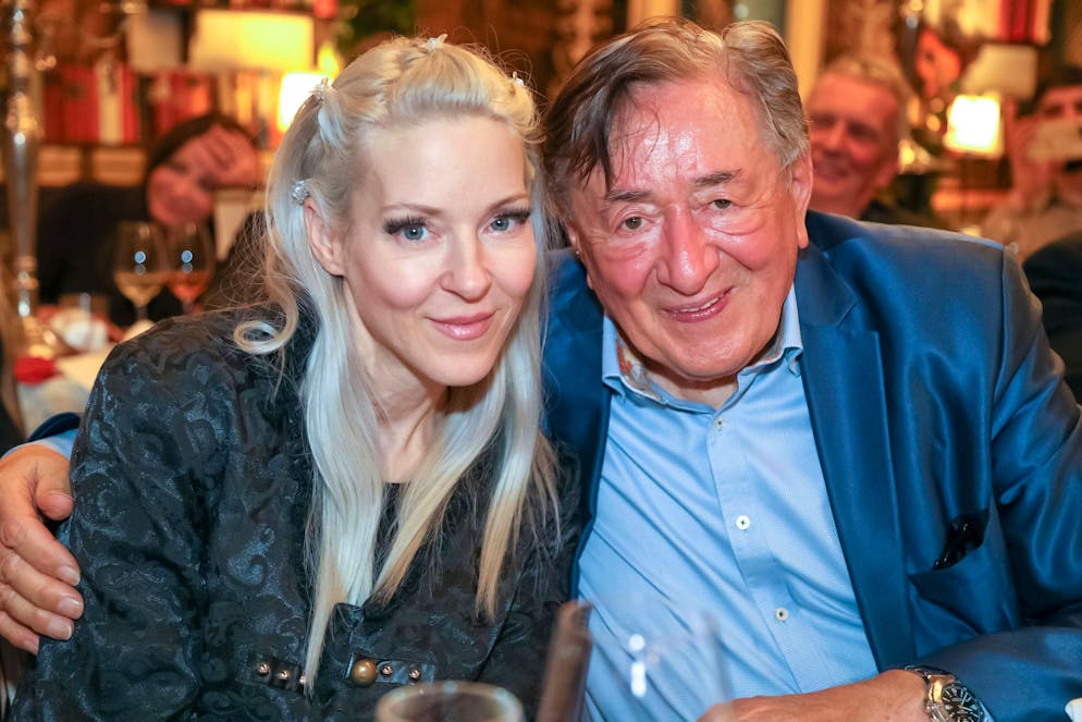 Der Wiener Impresario Richard Lugner ist mit 91 Jahren gestorben. Am 6. März 2024 nahm Lugner mit seiner Partnerin Simone «Biene» Reiländer am 70. Geburtstag von Künstlerin Maria Lahr teil.