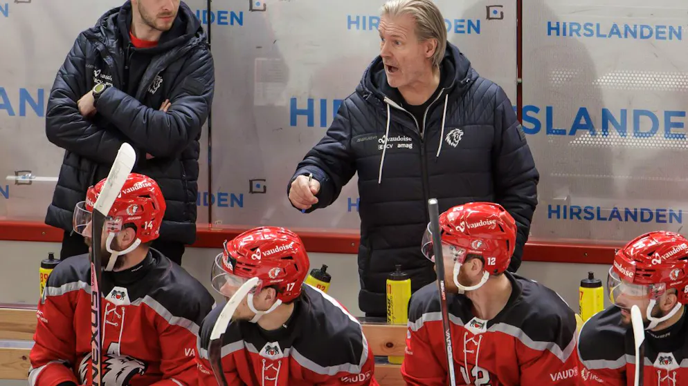 Lausanne gleicht Playoff-Final gegen den ZSC wieder aus - Gallery. Lausannes Trainer Geoff Ward gibt auf der Trainerbank Anweisungen.