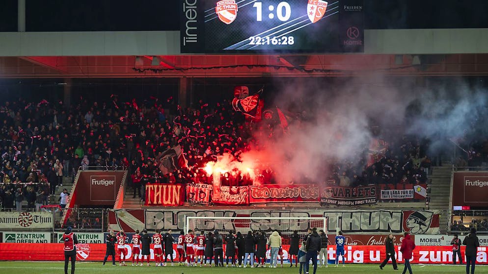Wie der FC Thun die Spannung ins Aufstiegsrennen zurückbrachte - Gallery. Die Thuner lassen sich nach diesem kapitalen Sieg gegen Sion von ihren Fans feiern