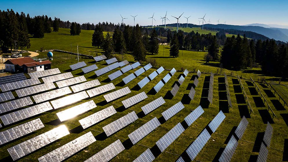 Romande Energie hat auch im vergangenen Jahr weiter in den Ausbau von erneuerbaren Energien investiert - im Bild der Mont-Soleil. (Archivbild)