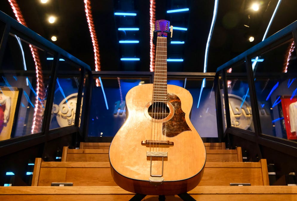 Die wiederentdeckte und aufwendig restaurierte Gitarre John Lennons.