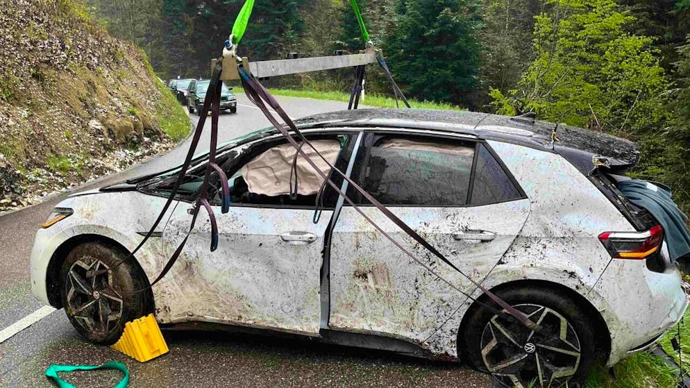 Schrottreif: Ein Kran barg das Auto nach dem Selbstunfall aus dem steilen Gelände. Der verletzte Lenker musste ins Spital.