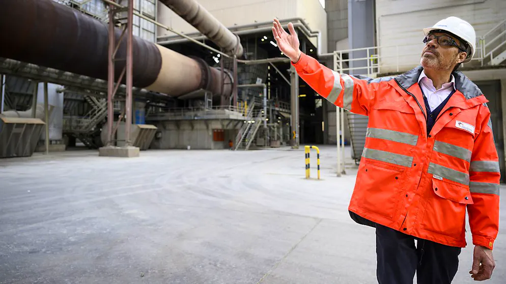 Francois Girod, Chef des Holcim-Werks in Eclépens VD, erklärt die neue Anlage.