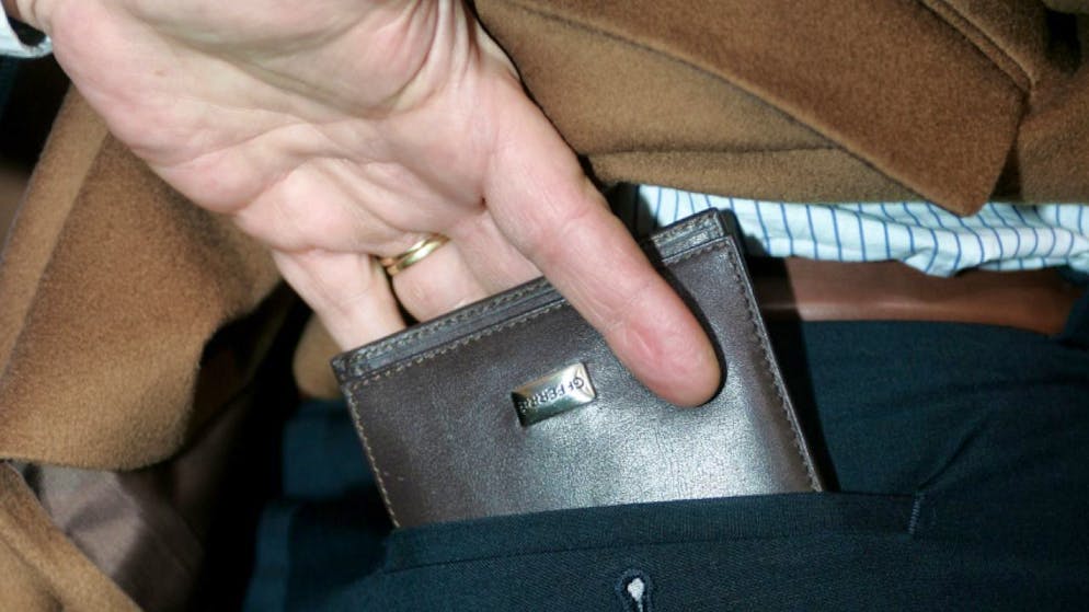 Ein 20-Jähriger soll in Bern neun Taschendiebstähle verübt haben. (Symbolbild)