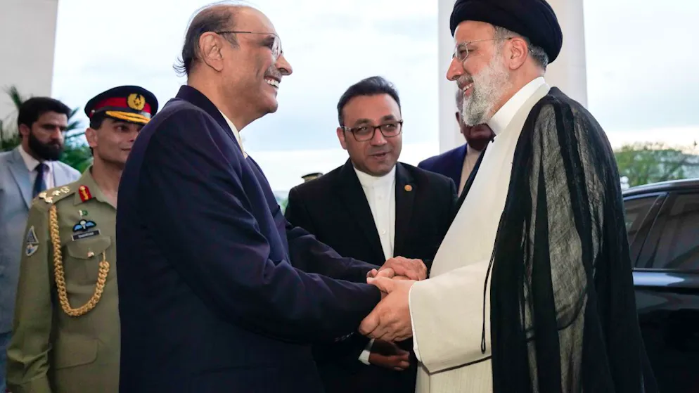 HANDOUT - Der iranische Präsident Ebrahim Raisi (r) trifft in Islamabad seinen pakistanischen Amtskollegen Asif Ali Zardari. Foto: -/Iranian Presidency via ZUMA Press Wire/dpa - ACHTUNG: Nur zur redaktionellen Verwendung und nur mit vollständiger Nennung des vorstehenden Credits