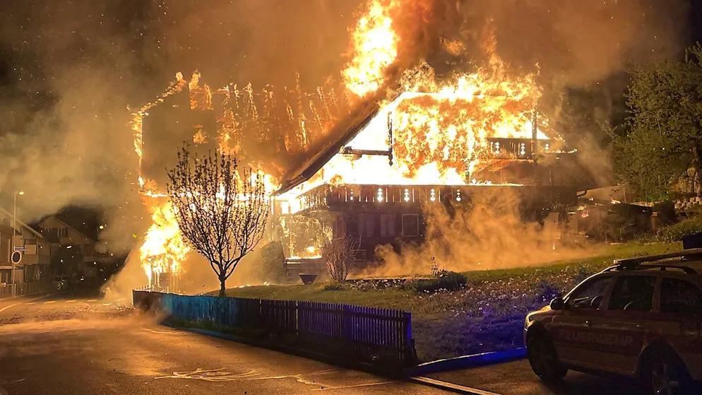 Als die ausgerückten Einsatzkräfte vor Ort eintrafen, stand das Bauernhaus bereits in Brand.