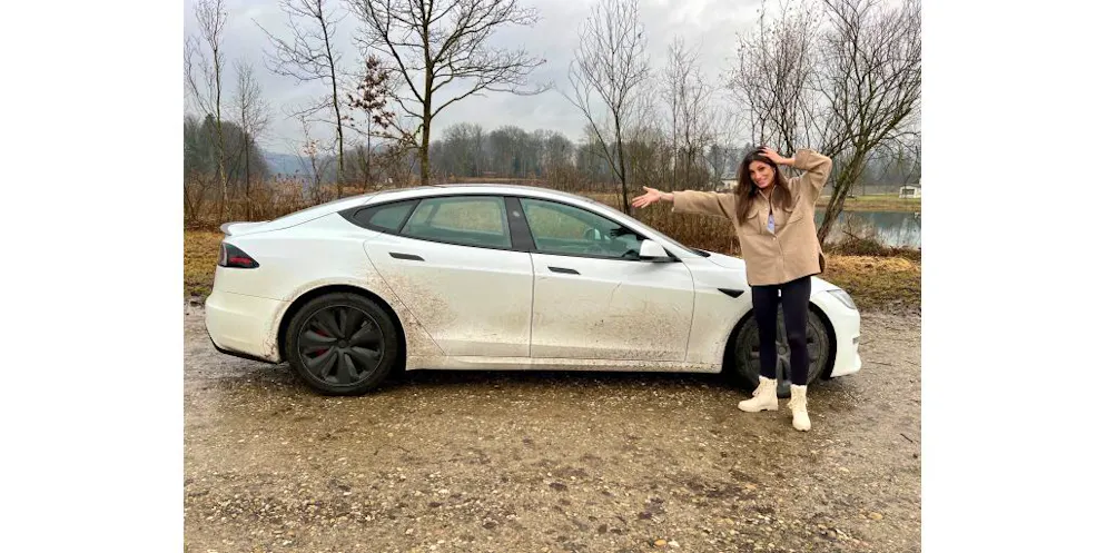 So sieht ein Auto aus, wenn Cyndie an der Beschleunigung Freude hat und es regnet. - 