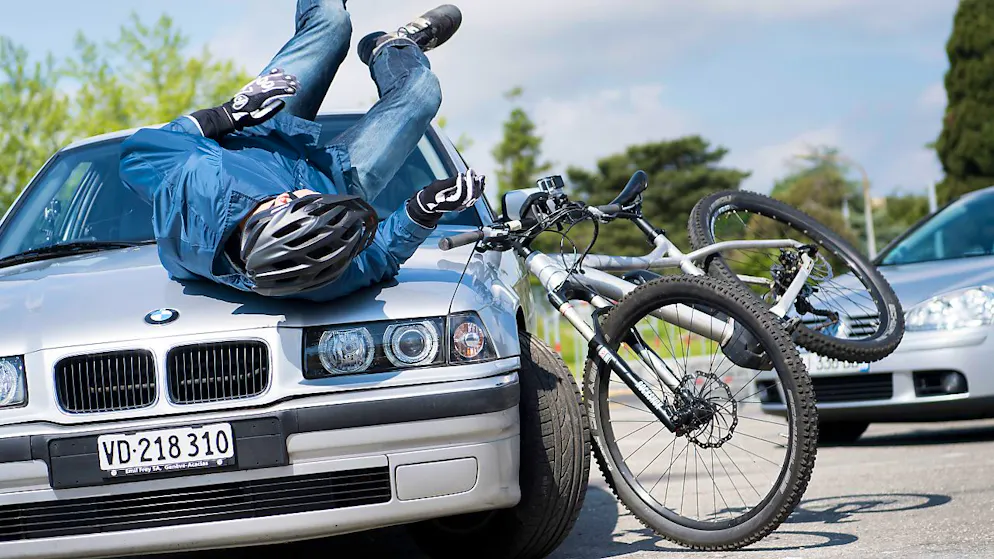 E-Biker*innen erleiden bei einem Unfall häufig schwere Kopfverletzungen – das Muster ähnelt gemäss einer Studie demjenigen von Töfffahrer*innen.