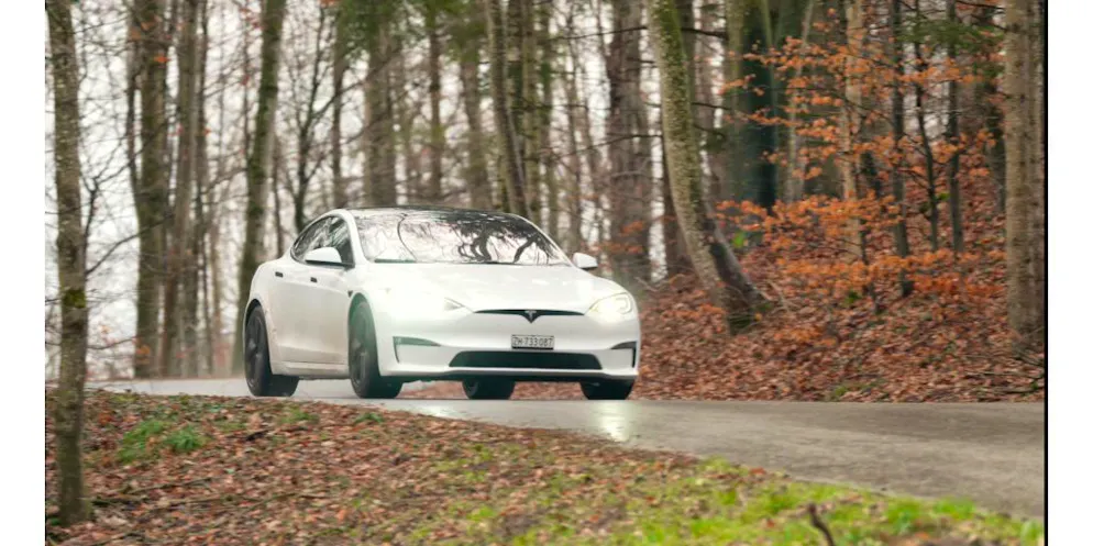 Das Fahrwerk ist nicht so komfortabel wie zum Beispiel bei einem Porsche Taycan. - 